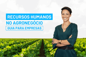 RH no Agro, mulher com braços cruzados no campo
